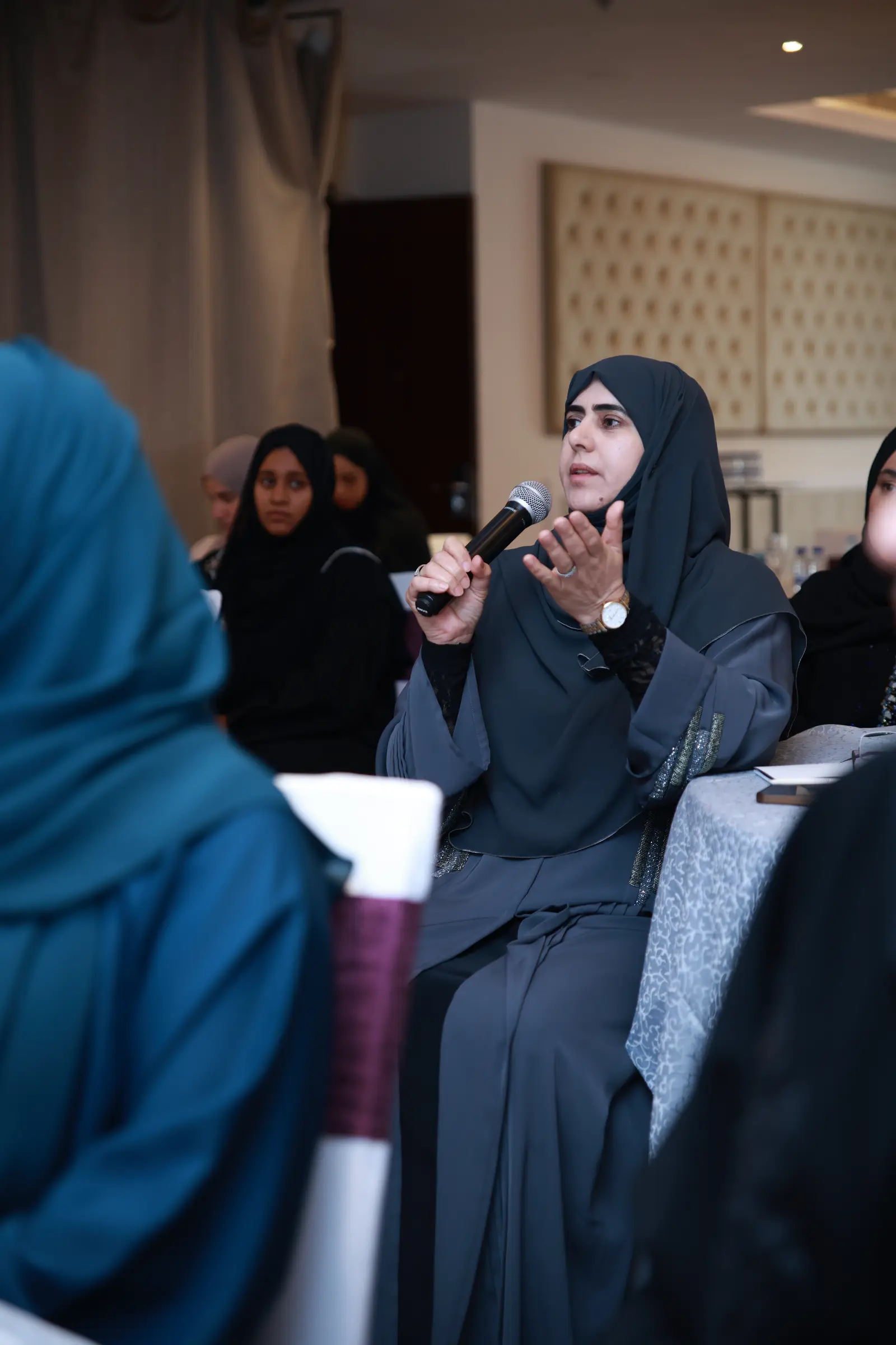 قيادية عمانية تتحدث خلال جلسة حوارية